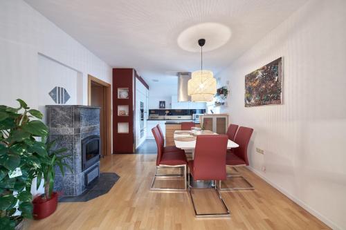 a dining room with a table and chairs and a fireplace at Ferienwohnung AOLI in Gmunden