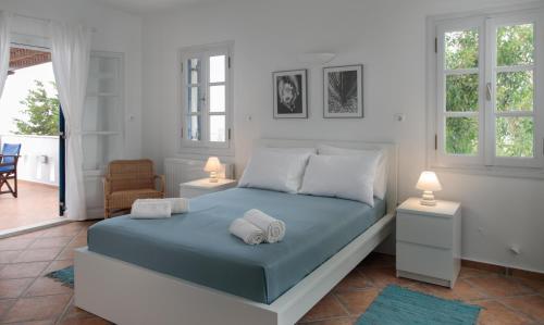 A bed or beds in a room at Villa Kairos Naxos