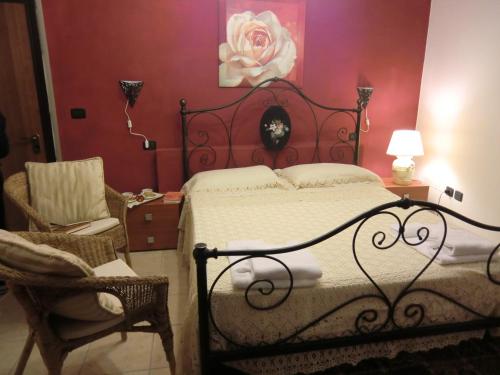 リヴォトルトにあるResidenza Il Cantico Di Assisiのベッドルーム1室(ベッド1台、椅子、テーブル付)