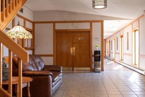a lobby with a couch and a table and stairs at Dutch Inn in Cornwall