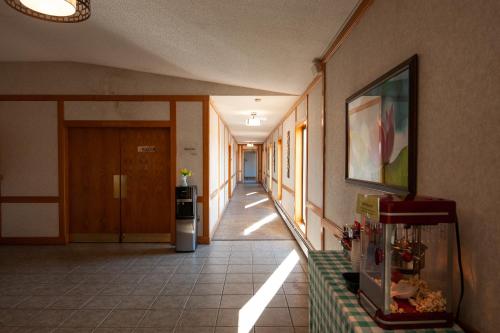 a hallway of a building with a table and a hallwayngth at Dutch Inn in Cornwall