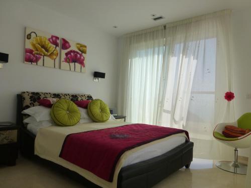 En eller flere senge i et værelse på Villa Juliana