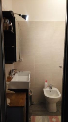 Ένα μπάνιο στο Vely's Rooms