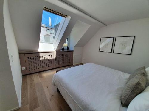 1 dormitorio con cama y ventana grande en Le Bijou Bahnhofstrasse / Paradeplatz en Zúrich