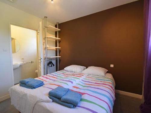 une chambre avec un lit avec des serviettes dessus dans l'établissement Villa in Montbrun with pool near Carcassonne, à Montbrun-des-Corbières