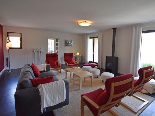 un salon avec un canapé et des chaises dans l'établissement Villa in Montbrun with pool near Carcassonne, à Montbrun-des-Corbières