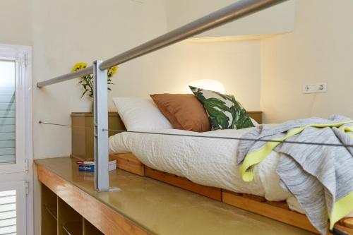 a bedroom with a bed on a wooden platform at Casa Cosi - Gotico in Barcelona