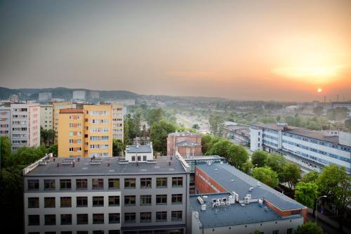 vistas a una ciudad al atardecer con edificios en Sun and holidays apartament Władysława IV, en Gdynia