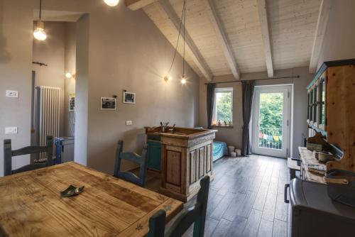 ein Esszimmer mit einem Holztisch und einem Fenster in der Unterkunft Happy hill -appartamento Quercia in Santa Maria Rocca