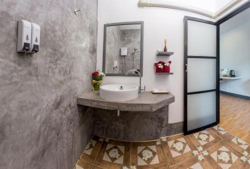 The Ozo Kohtao في كو تاو: حمام مع حوض ومرآة