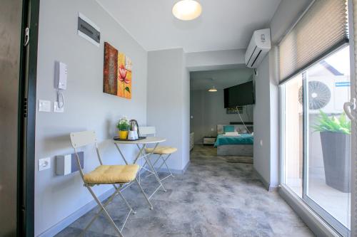 a hallway with a table and chairs in a room at Sunpark Studios in Sandanski