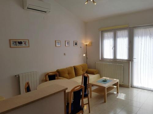 a living room with a couch and a table at Apartman Vida in Pula