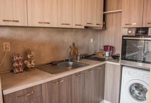 A kitchen or kitchenette at Apartment Petya