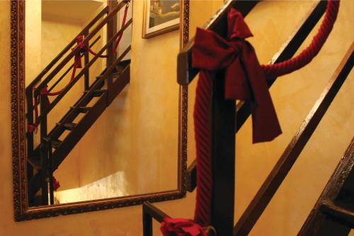 a mirror with a red ribbon on a stairway at La Giada in Tivoli