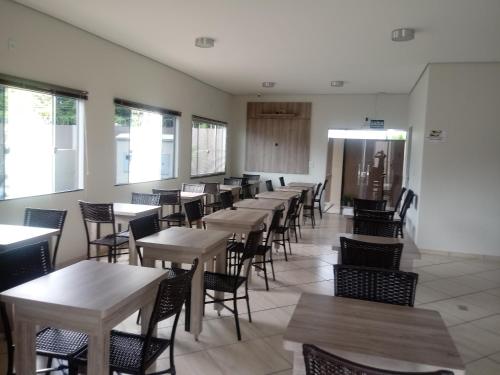 uma fila de mesas e cadeiras num restaurante em Hotel Bellagio em Campo Grande