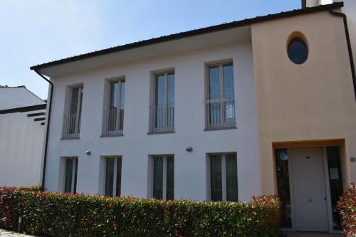 Casa BoulogneにあるHoliday and artの窓と扉のある白い建物