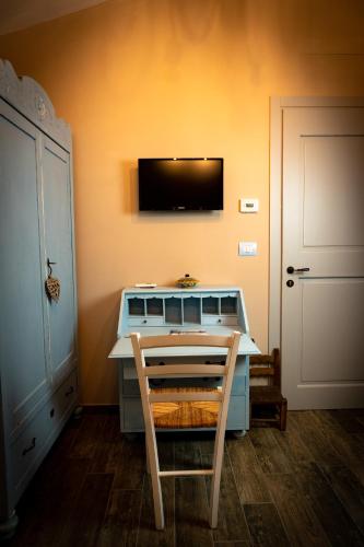 a desk in a room with a tv on the wall at Agriturismo le Capannacce Urbania in Urbania