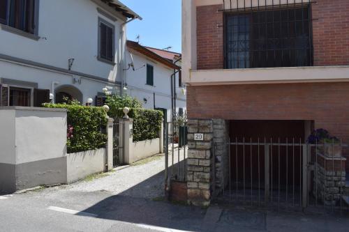 El edificio en el que está la casa vacacional