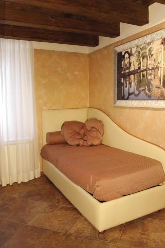 a bed in the corner of a room at La Giada in Tivoli