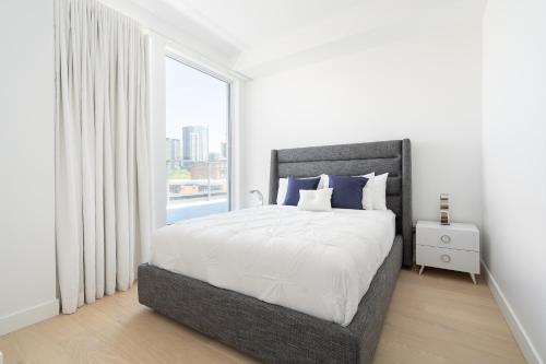 a bedroom with a large bed with a large window at Le Se7t Penthouses in Montréal
