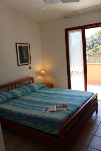 una camera da letto con un letto con una rivista sopra di Casa San Pasquale panoramica a San Pasquale