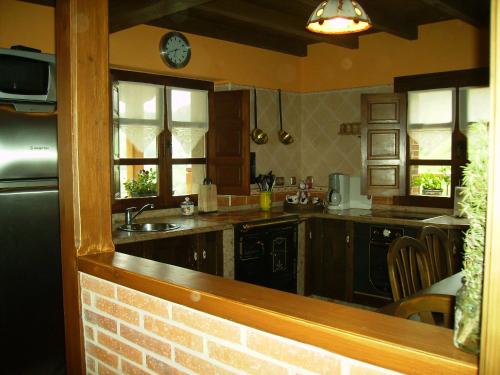 una cocina con fregadero y encimera en Casa Rural Carrio, en Taranes