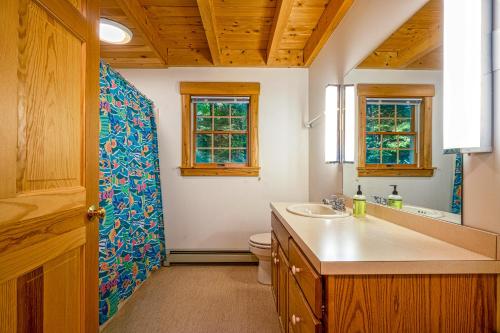 Kuchyň nebo kuchyňský kout v ubytování The Cabin on Squam Lake
