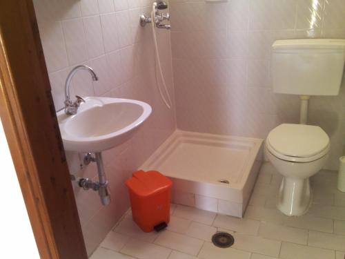 e bagno con lavandino, servizi igienici e doccia. di Asprovalta Rooms a Kariotes