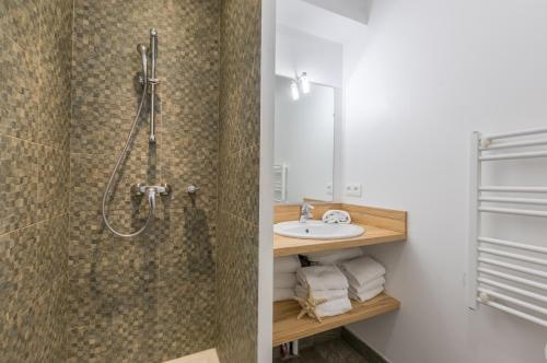 W łazience znajduje się prysznic i umywalka. w obiekcie Résidence Thalacap w Cap d'Agde