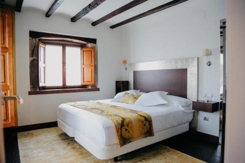 Un dormitorio con una cama grande y una ventana en Jardín Botánico, en Lloreda