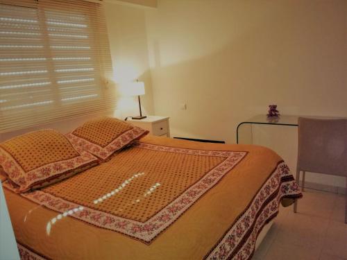 une chambre avec un grand lit avec une fenêtre dans l'établissement Villa Salammbo, à Antibes