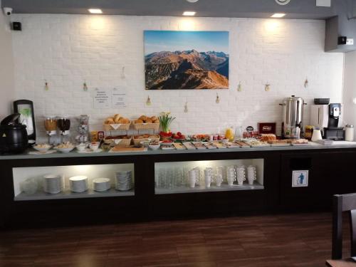 ブコビナ・タトシャンスカにあるWilla na Olczańskim Wierchuのたくさんの食べ物が並べられたビュッフェライン