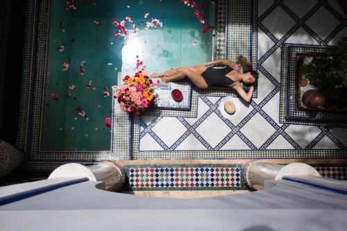 馬拉喀什的住宿－塔瑪拉科赫庭院旅館，躺在桌子上的女人