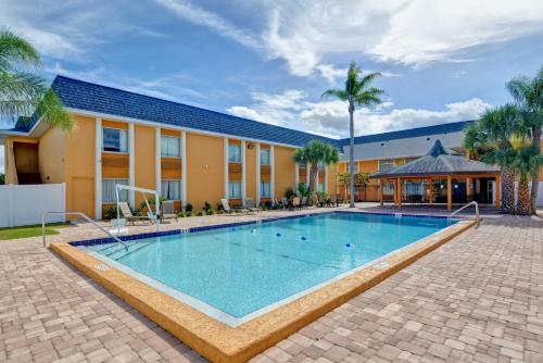 une piscine en face d'un bâtiment dans l'établissement Quality Inn & Suites Heritage Park, à Kissimmee