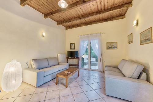 Ruang duduk di Olivegrove Villa - Nestled in Olive Trees with Private Pool, by ZanteWize