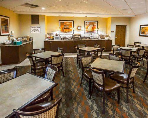 jadalnia ze stołami i krzesłami w restauracji w obiekcie Ramada by Wyndham Michigan City w mieście Michigan City
