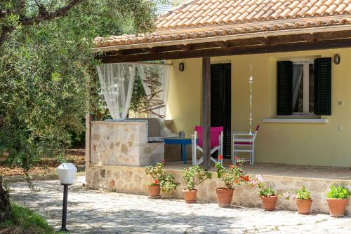 Taman di luar Olivegrove Villa - Nestled in Olive Trees with Private Pool, by ZanteWize