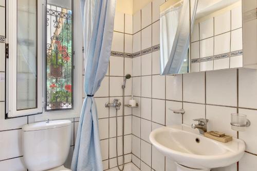 Bilik mandi di Olivegrove Villa - Nestled in Olive Trees with Private Pool, by ZanteWize