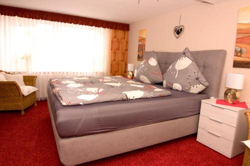 sypialnia z dużym łóżkiem i czerwonym dywanem w obiekcie Gallowayhof am Edersee w mieście Vöhl