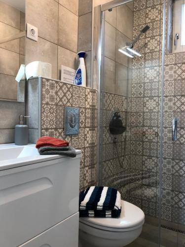Ένα μπάνιο στο Riza villa