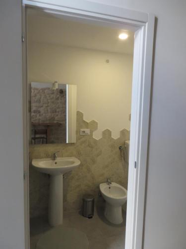 a bathroom with a sink and a toilet at la Postierla in Modica