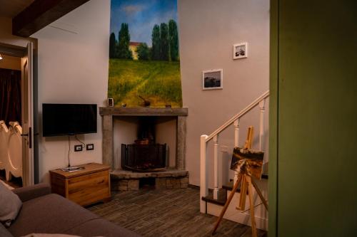 a living room with a fireplace and a tv at Agriturismo le Capannacce Urbania in Urbania
