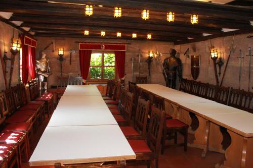 una habitación con mesas y sillas largas y una ventana en Hotel Zur Friedenslinde, en Núremberg