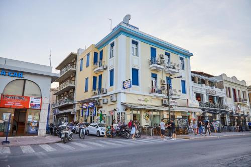 een groep gebouwen aan de straatkant bij Amalia City Rooms in Chios