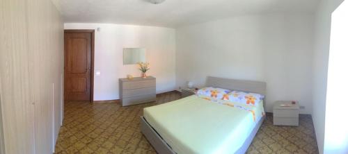 um quarto com uma cama, uma cómoda e uma porta em Appartamento Via Mentana em Scicli