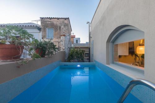 una piscina sul lato di un edificio di Casa Vitae Villas a Rethymno