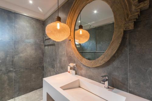 un bagno con lavandino e specchio di Casa Vitae Villas a Rethymno
