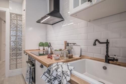 eine Küche mit einer Badewanne und einem Waschbecken in der Unterkunft Anamar in Pamplona