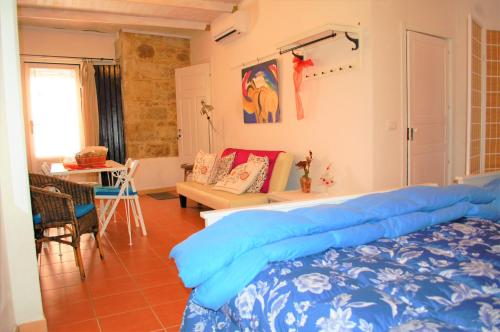 1 dormitorio con 1 cama y sala de estar en Il Giardino Dei Sospiri, en Ragusa