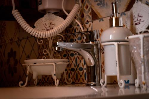 a kitchen counter with a sink and a mixer at Agriturismo le Capannacce Urbania in Urbania